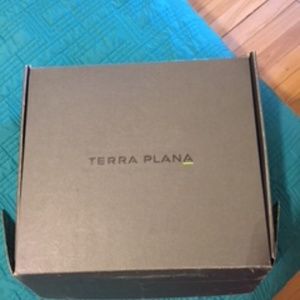 New in a box TERRA PLANA shoes EUC 39